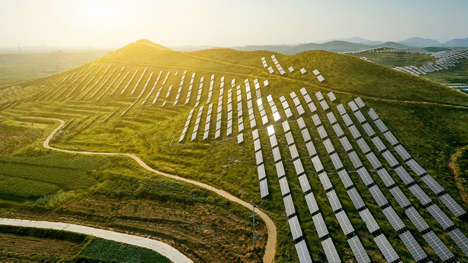 Große Solaranlage in hügeliger spanischer Landschaft